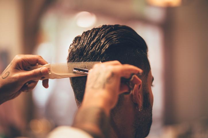 Obcinanie włosów nożyczkami z użyciem grzebienia
